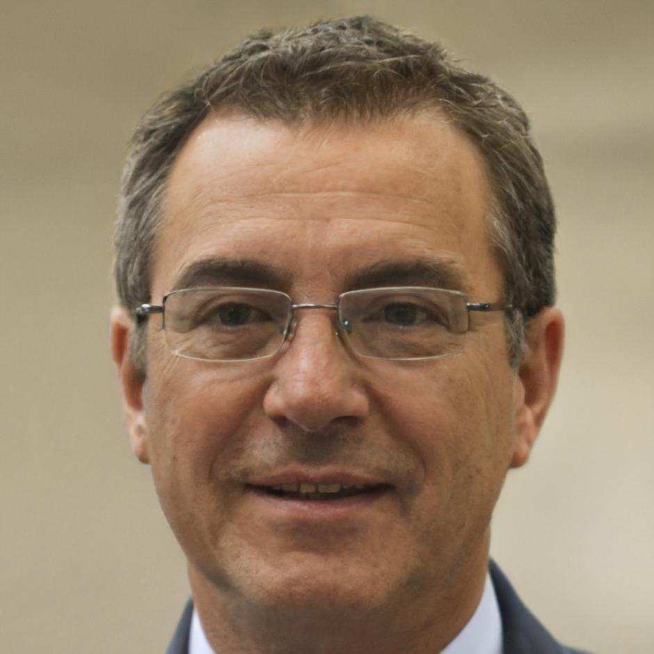 Retrato profesional de consultor financiero senior